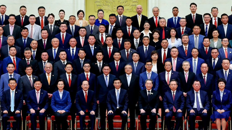 王沪宁会见第十一届世界华侨华人社团联谊大会全体代表